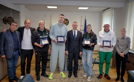 Министър Илиев награди лекоатлетите Божидар Саръбоюков и Александра Начева