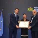 Министър Младенова връчи сертификат за приоритетен инвестиционен проект за нов завод край Пловдив за близо 90 млн. евро