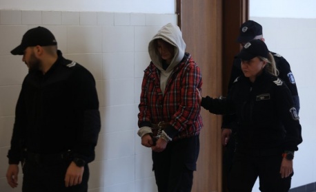 Съдът остави в ареста жената, намушкала четирима души в София 