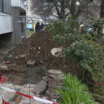 Месеци наред блокиран тротоар в „Мусагеница“ след авария застрашава деца и жители 