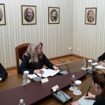 Президентът Йотова се среща с министрите на туризма и земеделието за последствията от кризата в Близкия изток