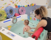 В прегръдката на водата: положителният ефект на водната терапия в бебешка вана