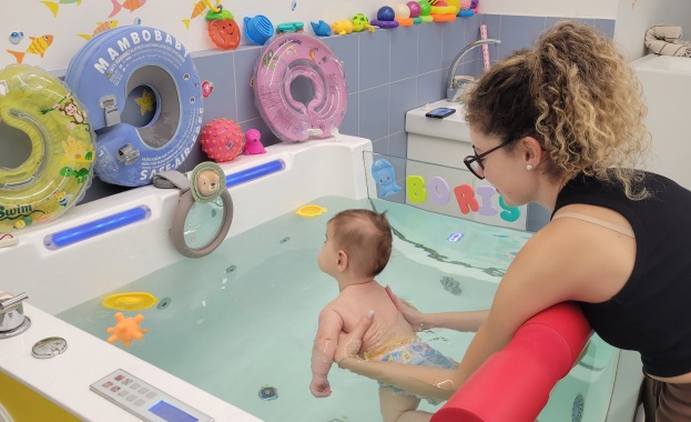В прегръдката на водата: положителният ефект на водната терапия в бебешка вана