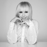 Лили Иванова с официална премиера на песента „Счупено сърце“