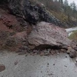 Заради поройни дъждове има затворени улици и свлачища по пътя Асеновград - Смолян. Наводнения и в Бачково