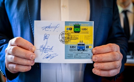 Първите софийски трамвай и тролей украсяват пощенска марка