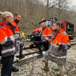 Заместник-министър Тюрк вчера провери на място работата по възстановяване на жп движението между Радунци и Дъбово