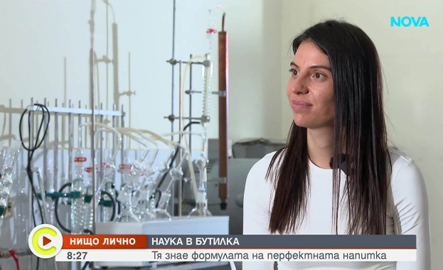 Млада изследователка работи по собствен джин