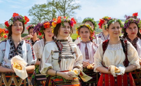 Ритуалът Кумичене в Монтанско - един от най-колоритните местни обичаи на Цветница