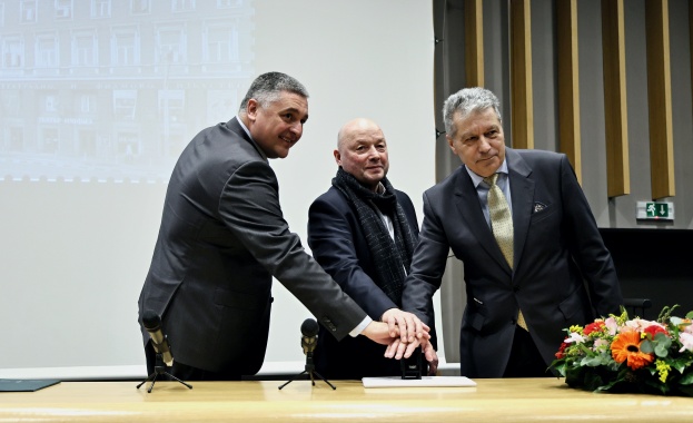 Кръстьо Сарафов влиза във филателната алея на славата