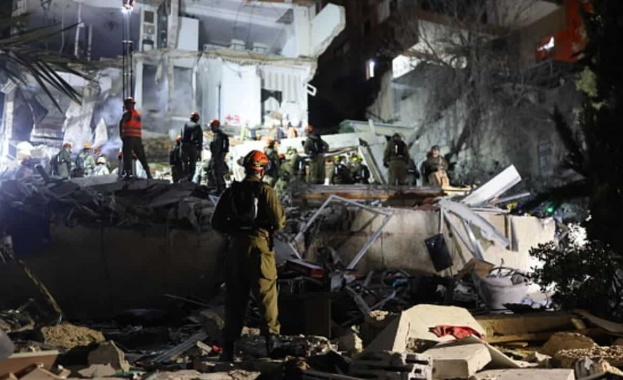 Двама души загинаха при удар от иранска балистична ракета върху жилищна сграда в израелския град Хайфа