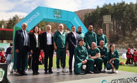 Министър Димитър Илиев и Христо Стоичков наградиха призьорите в детски футболен турнир в Етрополе