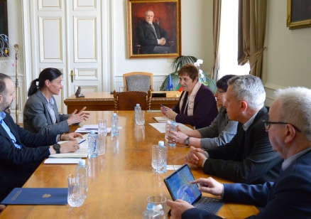 Министър Младенова пред БАН: Чрез Съвета по иновации и научни изследвания засилваме връзката наука - бизнес