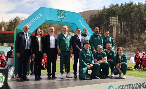 Министър Димитър Илиев и Христо Стоичков наградиха призьорите в детски футболен турнир в Етрополе