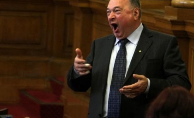 Спас Панчев - „Лакомото" отново се присламчва към властта