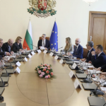 Примирието между САЩ и Иран ще успокои пазарите и цените, очаква Андрей Гюров