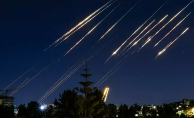 Израел продължава да атакува Иран въпреки обявяването на прекратяване на огъня, заяви служител по сигурността