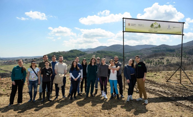 Служители на Yettel засадиха близо 500 дръвчета в района на София