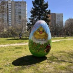 Децата от детските градини в „Слатина“ изрисуваха Великденски яйца за жителите на района