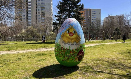 Децата от детските градини в „Слатина“ изрисуваха Великденски яйца за жителите на района