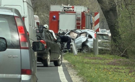 Шофьор загина при удар на лека кола в дърво на Подбалканския път