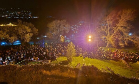 Хиляди хора посрещнаха Благодатния огън в старата столица