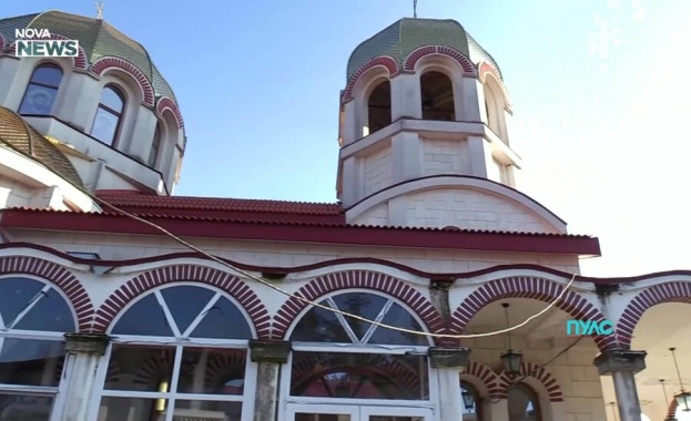 Социално слаби получават медицинска помощ в храм