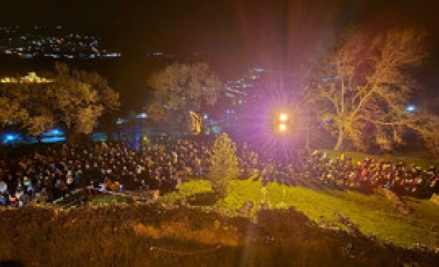 Хиляди хора посрещнаха Благодатния огън в старата столица