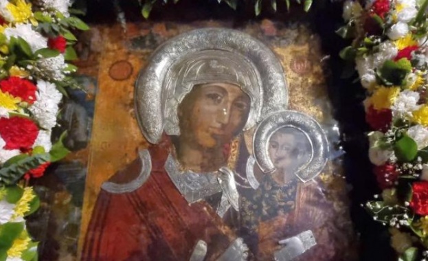 Започна отбелязването на празника на чудотворната икона „Света Богородица – Вратарница“ в Роженския манастир