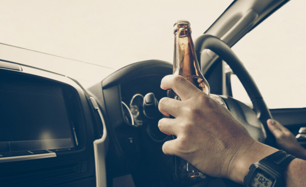 Шофьор без книжка и с положителни проби за алкохол и дрога удари паркирана кола край Камено