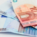 Започна изплащането на компенсация от 20 евро заради поскъпването на горивата