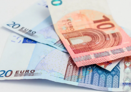 Започна изплащането на компенсация от 20 евро заради поскъпването на горивата