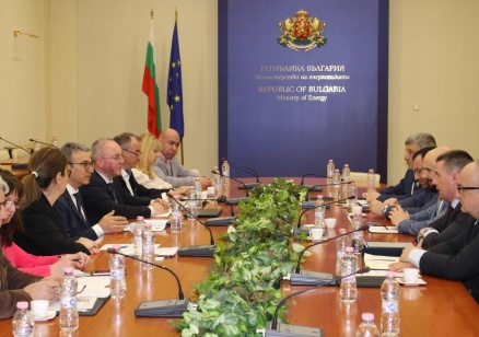 Стабилна енергийна система и запазване на цените за потребителите: Министър Трайков обсъди с енергийните дружества и регулатора мерки за гарантиране сигурността на системата