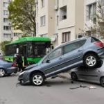 Зрелищна верижна катастрофа в Хасково, причинена от автобус на градския транспорт