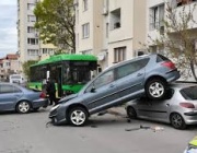 Зрелищна верижна катастрофа в Хасково, причинена от автобус на градския транспорт