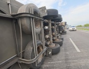 Камион, натоварен с картофи, се преобърна на АМ "Тракия"