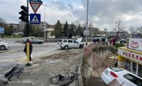 Трима души са в болница след тежка катастрофа между два автомобила в Шумен