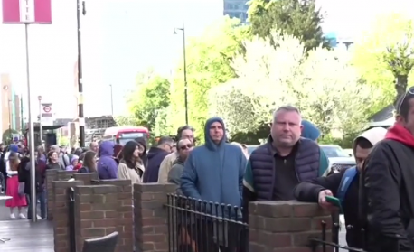 Напрежение пред секциите в Лондон: Дълги опашки и риск от недостиг на ролки за машините