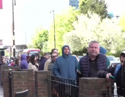 Напрежение пред секциите в Лондон: Дълги опашки и риск от недостиг на ролки за машините