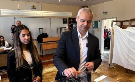 Костадин Костадинов гласува във Варна: Гласувах за бъдещето на България и за нейния суверенитет