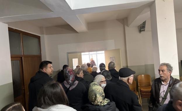 Опашки за гласуване пред секциите в Истанбул