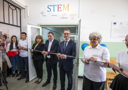Министърът на енергетиката Трайчо Трайков отбеляза 150-годишнината от Априлското въстание в Панагюрище и откри нов STEM център