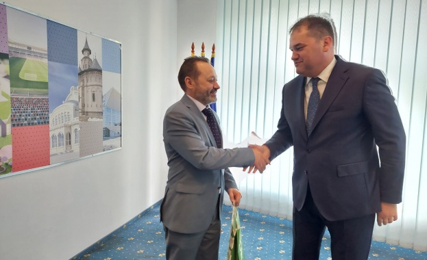 Министър Найденов обсъди свързаността, сътрудничеството и жилищната политика с министър Атила Чеке по време на посещение в Румъния