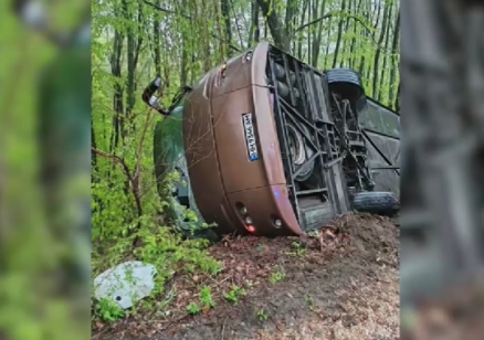 От 10 до 15 г. затвор грозят шофьора на преобърнатия автобус край Малко Търново