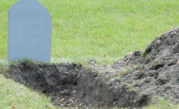 След катастрофи, инфаркти, нападение от мечка и падане от скала: Мъж изкопа собствения си гроб