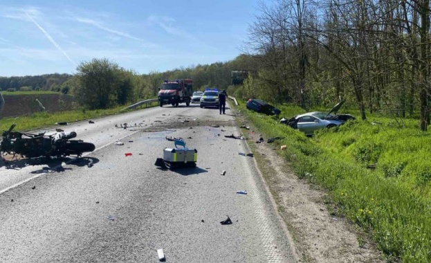 Катастрофа между два автомобила и мотор затвори пътя Русе - Варна