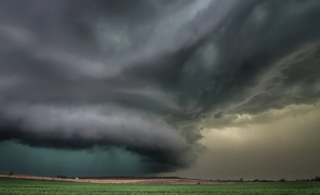 Три пъти повече "суперклетки" вече преминават над България