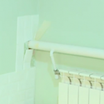 Напукани стени и падаща мазилка: лошото състояние на детската градина в с. Бенковски