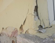 Детската градина в Бенковски с компрометирана конструкция, пукнатини и влага чака финансиране от държавата