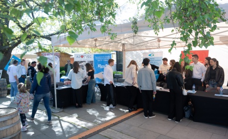 Столична община свърза десетки младежи с първите им работодатели на кариерния форум „КОД: Кариера. Образование. Професия. Бъдеще”